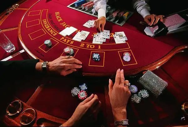 Người chơi Việt Nam trải nghiệm baccarat live trên điện thoại di động